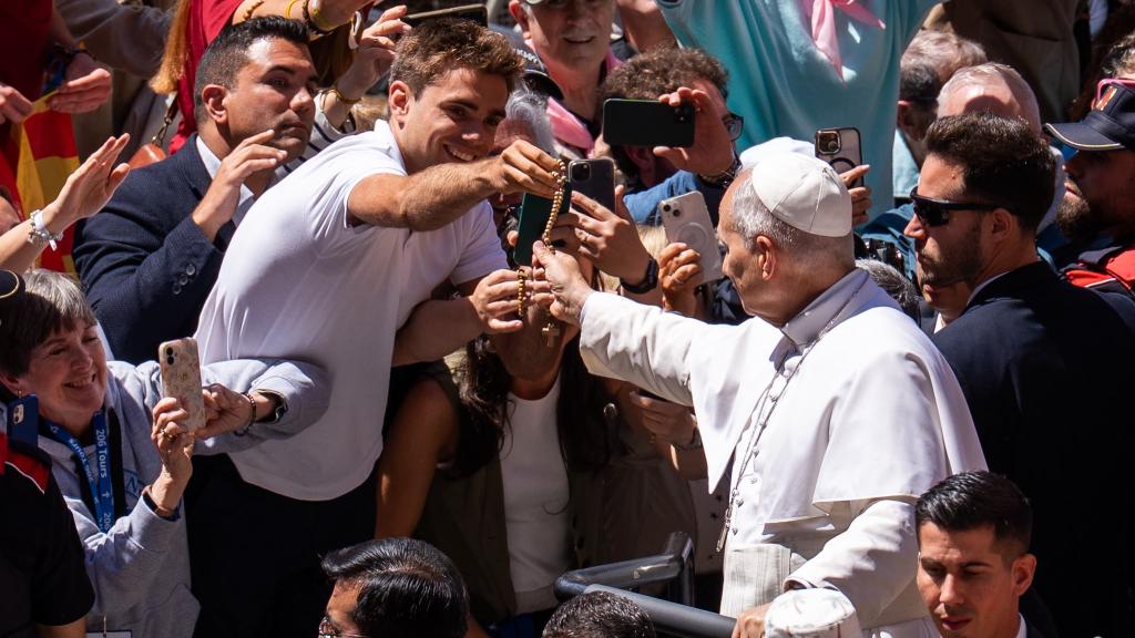 Un joven entrega un rosario al Papa