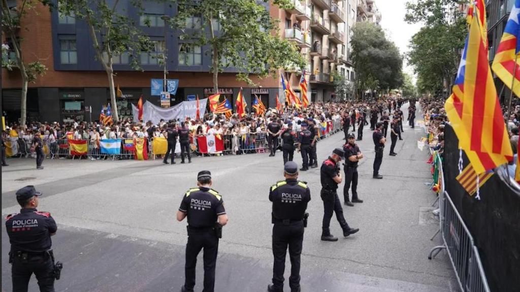 Enfrentamiento entre nacionalistas españoles y catalanes en el cruce de las calles Rosselló y Sardenya durante la visita del Papa a Barcelona
