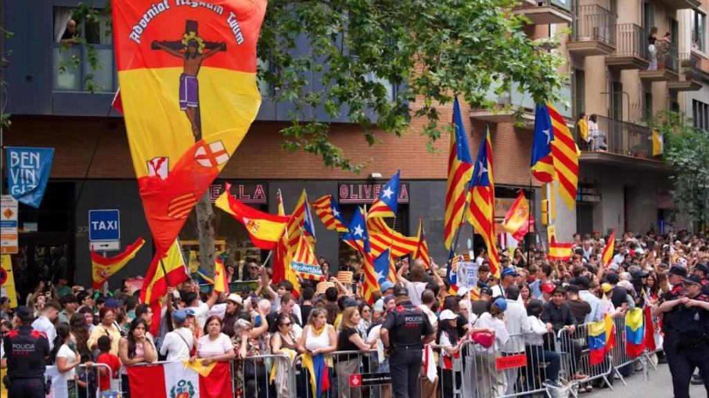 Enfrentamiento entre nacionalistas españoles y catalanes en el cruce de las calles Rosselló y Sardenya durante la visita del Papa a Barcelona