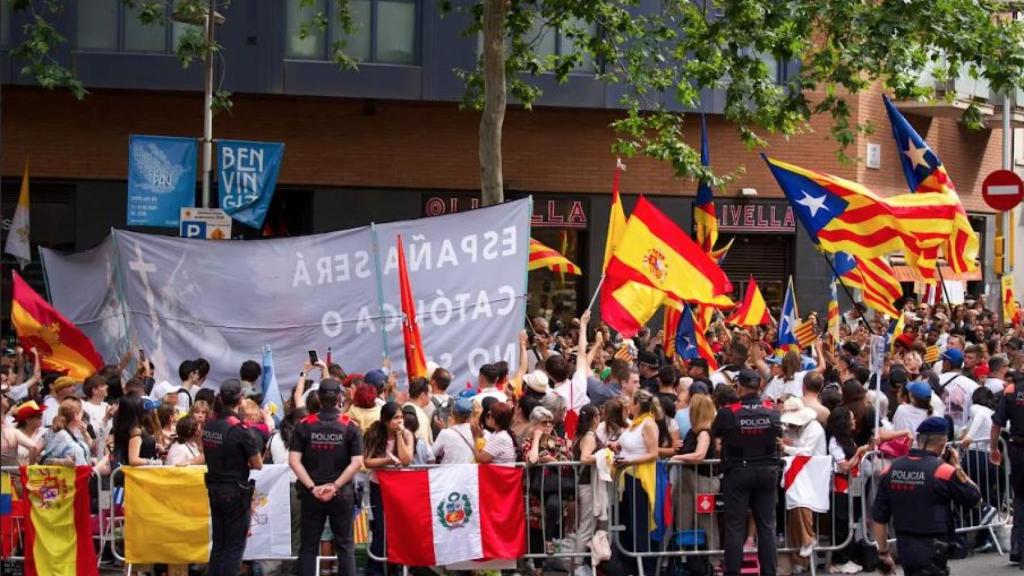 Enfrentamiento entre nacionalistas españoles y catalanes en el cruce de las calles Rosselló y Sardenya durante la visita del Papa a Barcelona