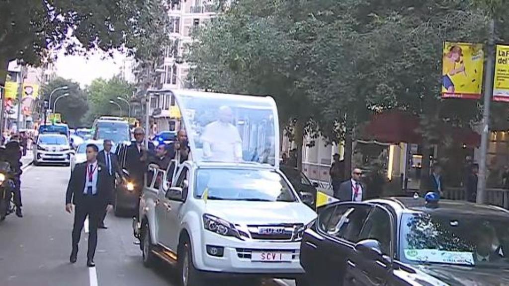 El Papa León XIV, saludando a los barceloneses desde el Papamóvil