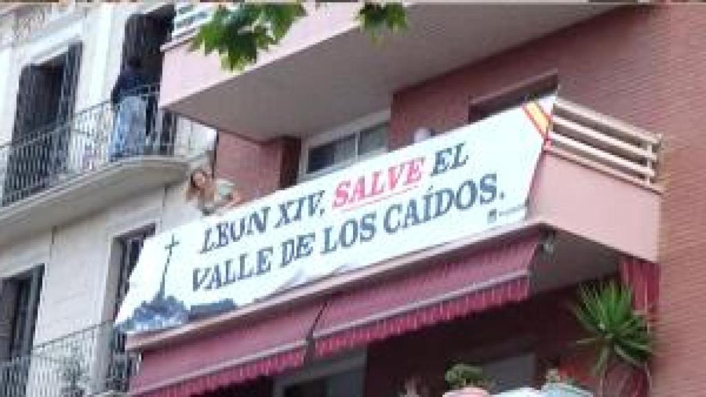 Pancarta franquista en la Avenida Gaudí de Barcelona
