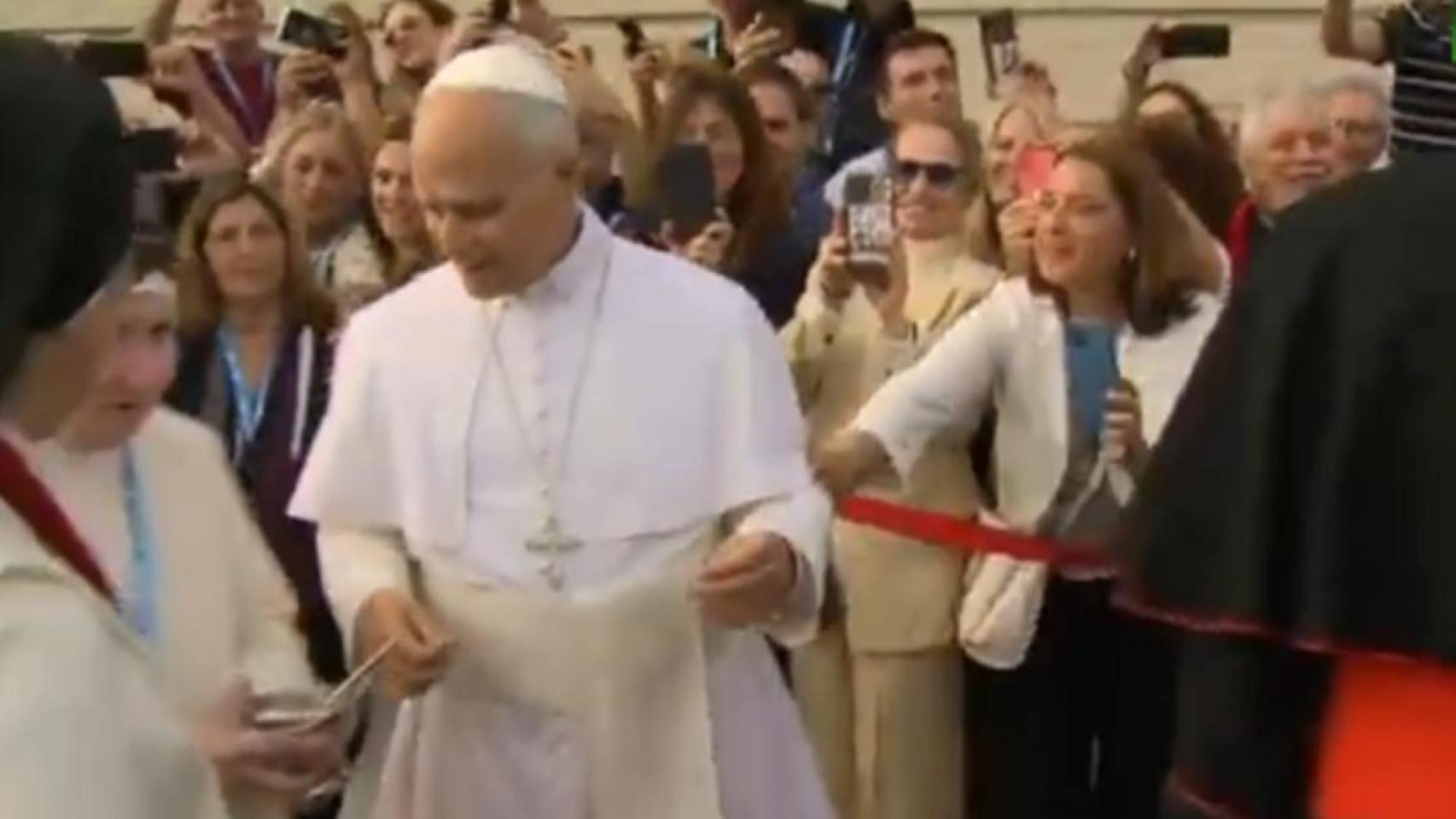 Sonia Recasens, cogiendo del brazo al Papa León XIV
