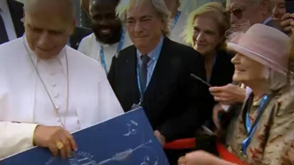 El papa León XIV, junto a Manuel Lao, Pilar Rahola y Pilarín Bayés