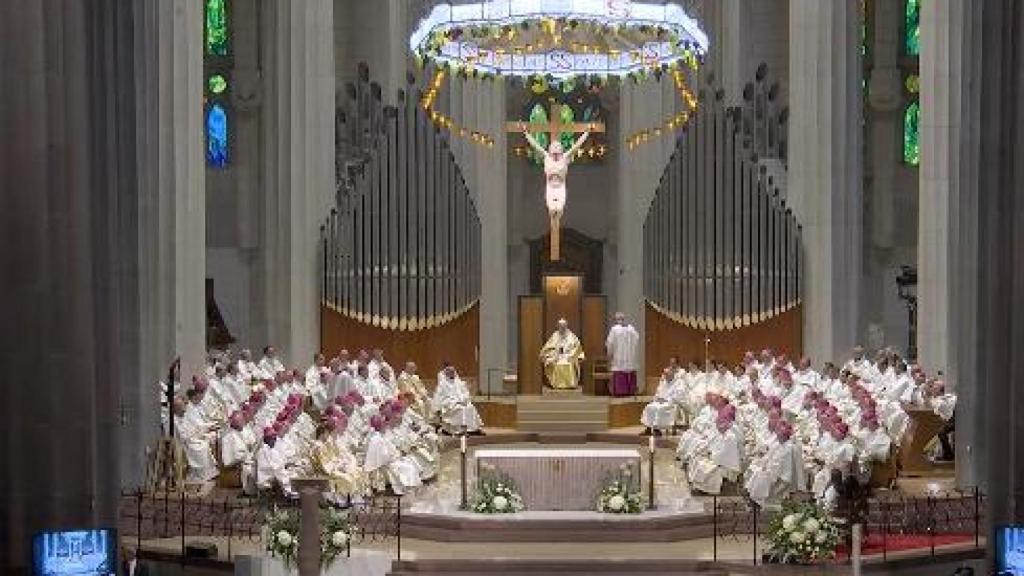 El papa León XIV, dando la misa en la Sagrada Familia de Barcelona