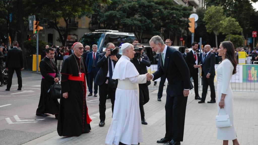El Papa León XIV saluda al Rey Felipe VI a su llegada a la celebración de la Santa Misa de Sagrada Familia
