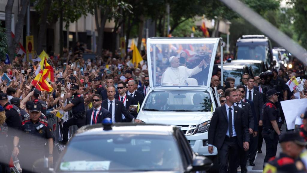 El papa León XIV durante su recorrido con el 'papamóvil' por la calle Rosselló de Barcelona