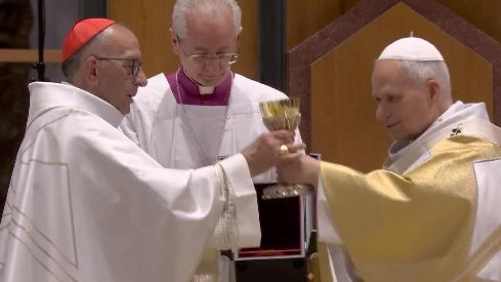 Juan José Omella y el papa León XIV, al término de la misa de la Sagrada Familia