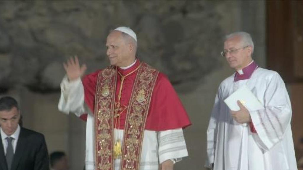 León XIV, saludando los fieles tras la misa en la Sagrada Familia