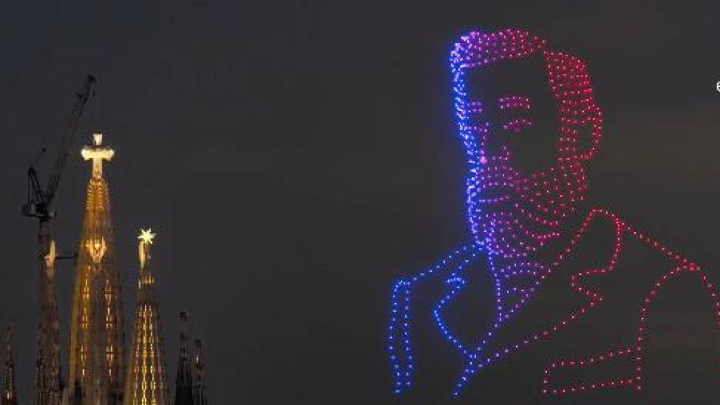 Espectáculo final de la visita del Papa León XIV a la Sagrada Familia, con la imagen de Gaudí dibujada en el cielo con drones