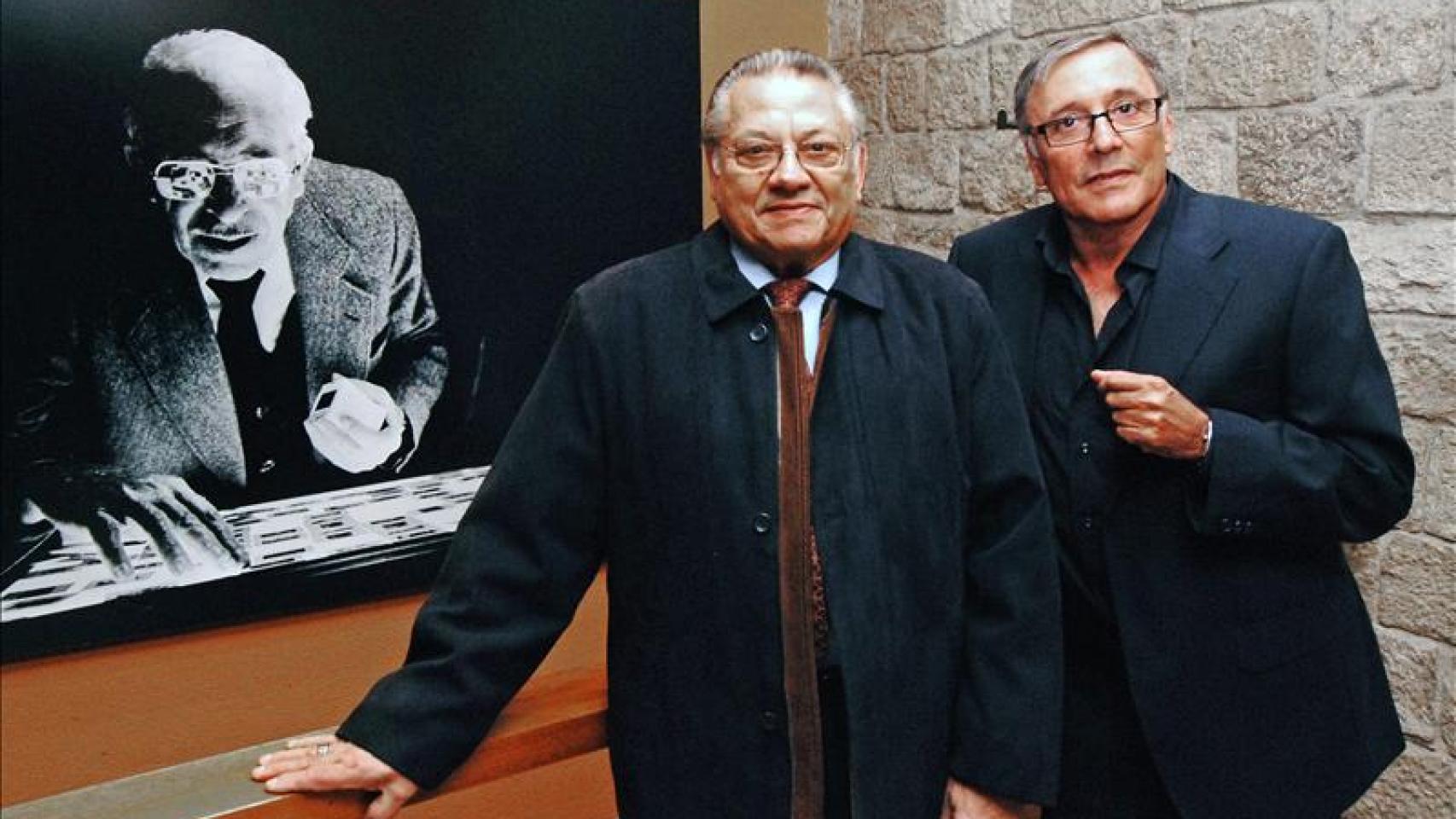 Sergi y Octavi Centelles, hijos del famoso fotoperiodista Agustí Centelles, posan junto a un retrato de su padre.
