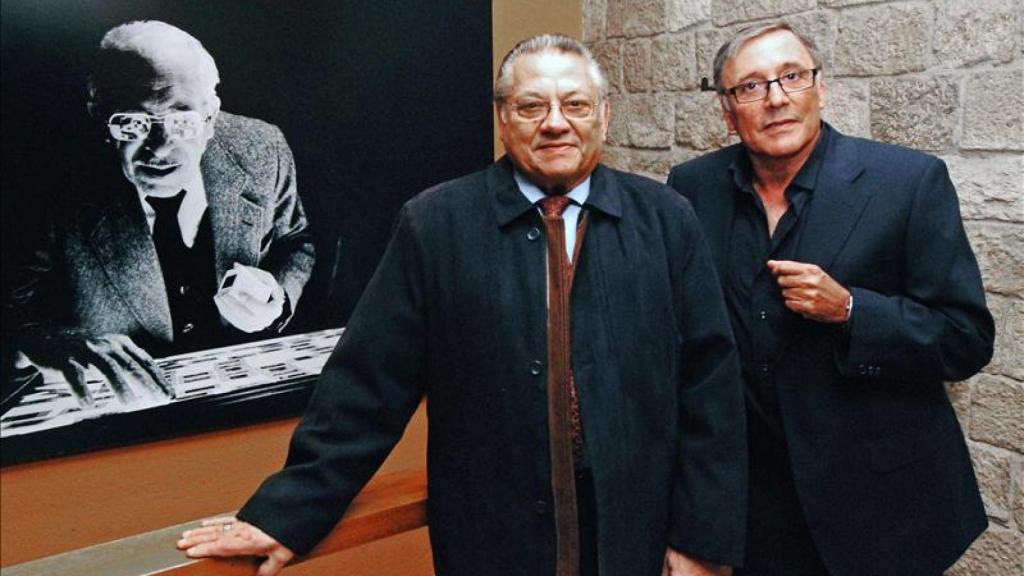 Sergi y Octavi Centelles, hijos del famoso fotoperiodista Agustí Centelles, posan junto a un retrato de su padre.