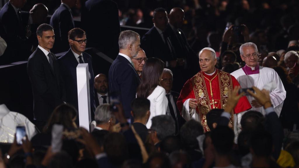 El papa León XIV, acompañado por los reyes Felipe (3i) y Letizia, por el presidente del Gobierno Pedro Sánchez (i) y por el presidente de la Generalitat Savador Illa (2i), antes de bendecir la Torre de Jesús