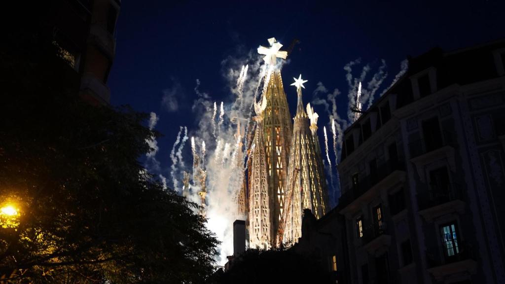 Fuegos artificiales para culminar la misa en la Sagrada Familia