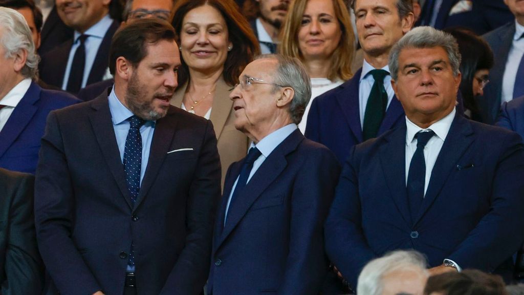 Óscar Puentes, Florentino Pérez y Joan Laporta, en el palco durante un clásico Real Madrid-Barça