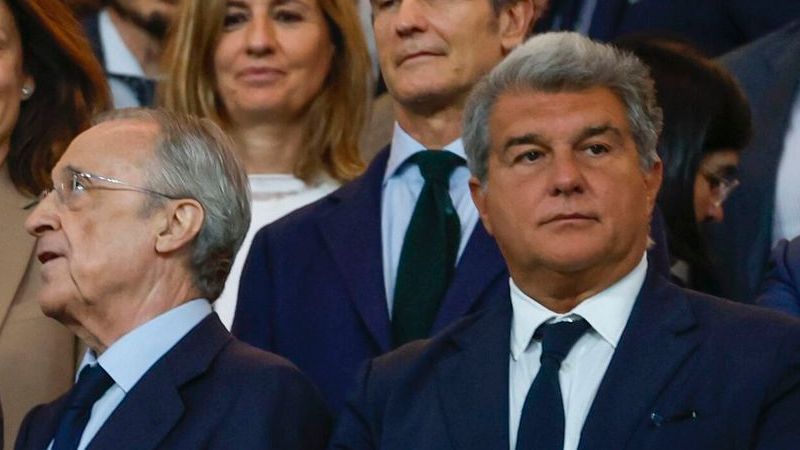 Óscar Puentes, Florentino Pérez y Joan Laporta, en el palco durante un clásico Real Madrid-Barça