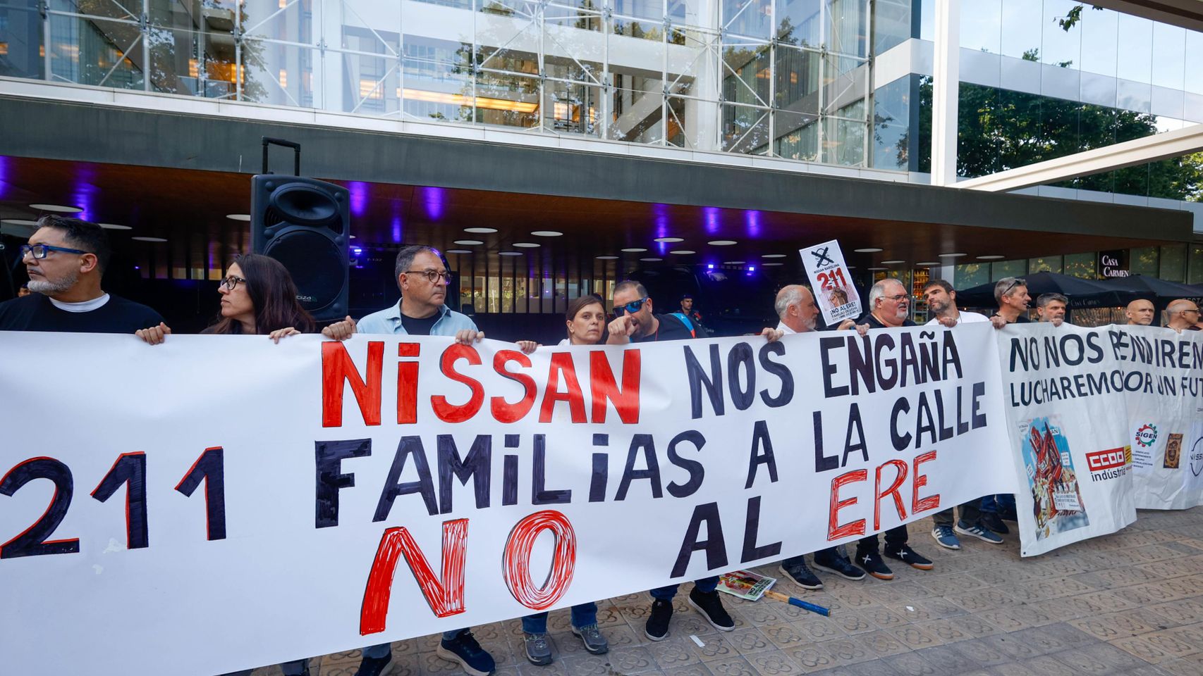 Varios trabajadores de la empresa automovilística Nissan se concentran frente a la sede del Consulado General de Japón en Barcelona