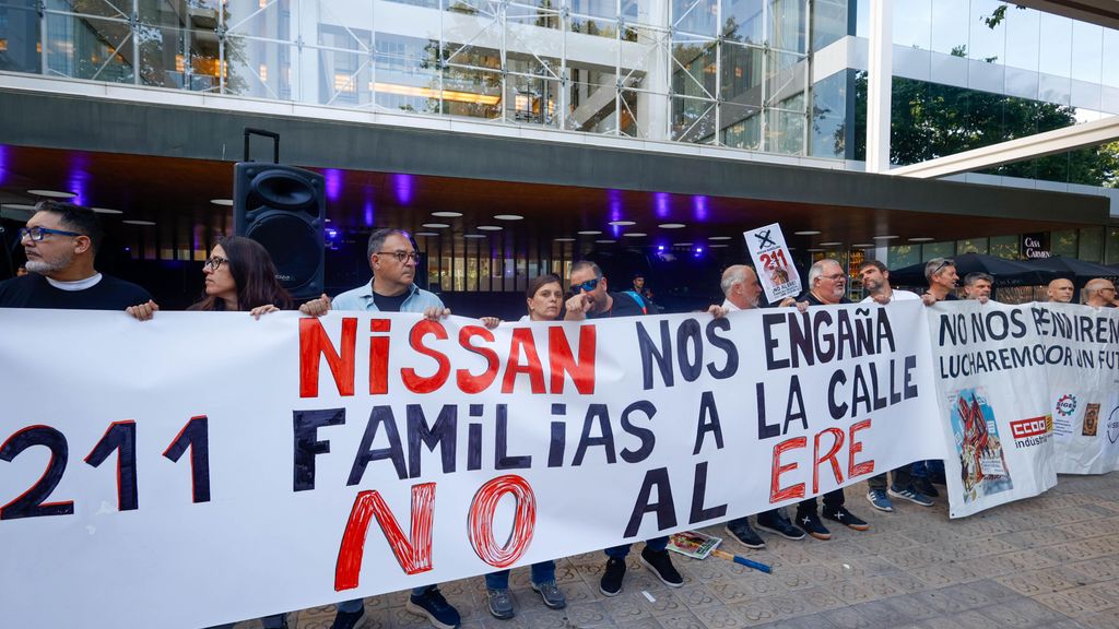 Varios trabajadores de la empresa automovilística Nissan se concentran frente a la sede del Consulado General de Japón en Barcelona
