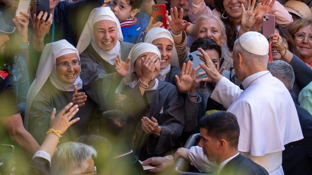 El Papa saluda a un grupo de monjas a su llegada a la abadía de Montserrat