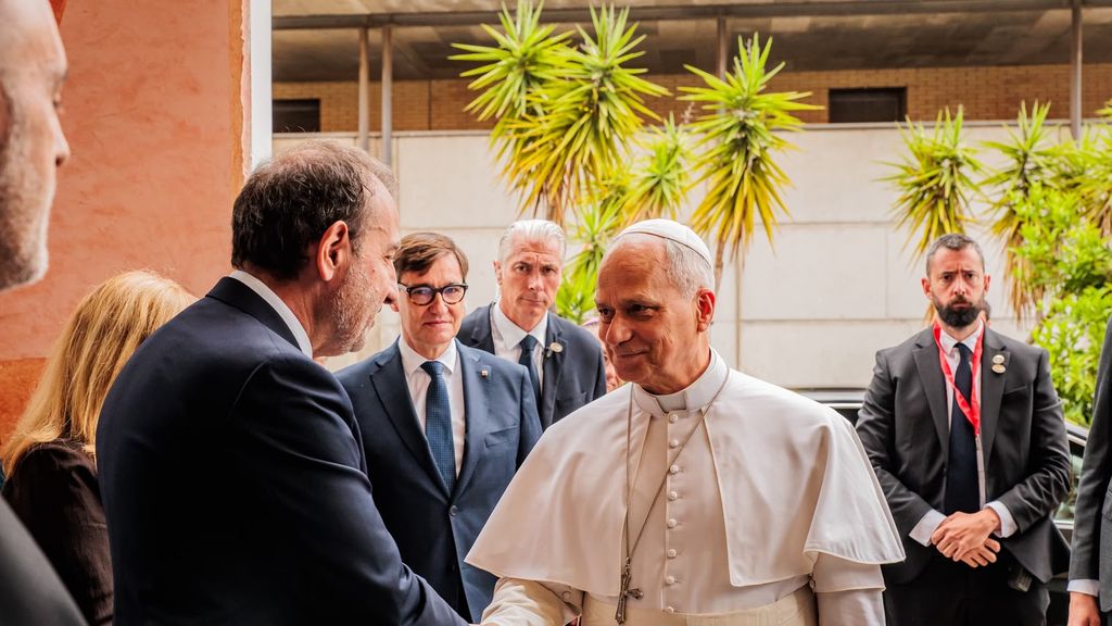 El papa Lleó XIV a la seva arribada a la presó de Brians 1, saludant Ramon Espadaler