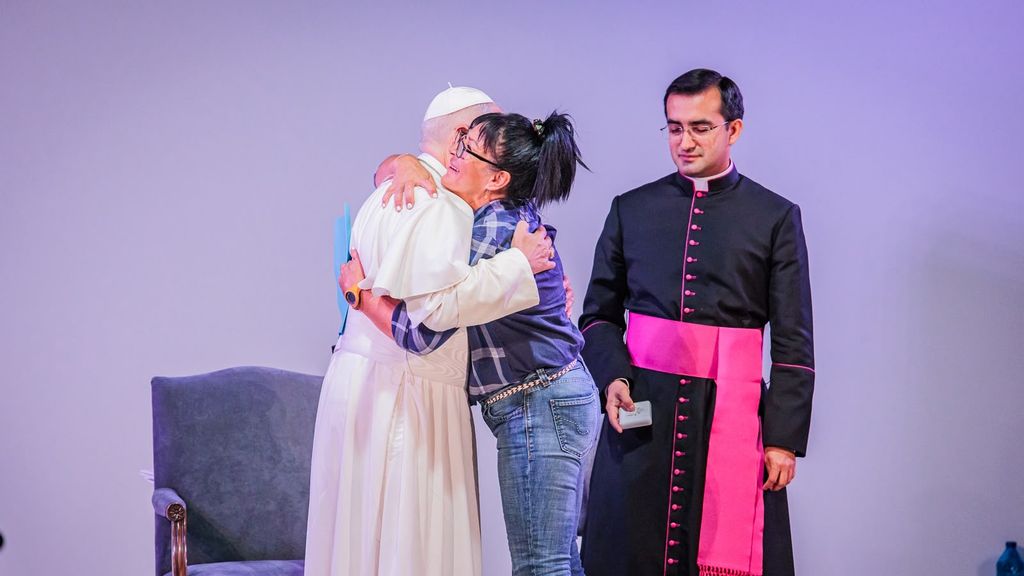 Una de les dones internes abraça Lleó XIV