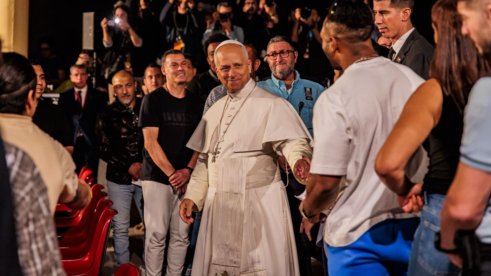 El papa León XIV saluda a varios presos tras su visita a la cárcel de Brians 1, en Sant Esteve Sesrovires