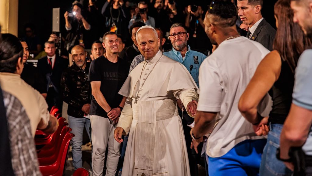 El papa León XIV saluda a varios presos tras su visita a la cárcel de Brians 1, en Sant Esteve Sesrovires