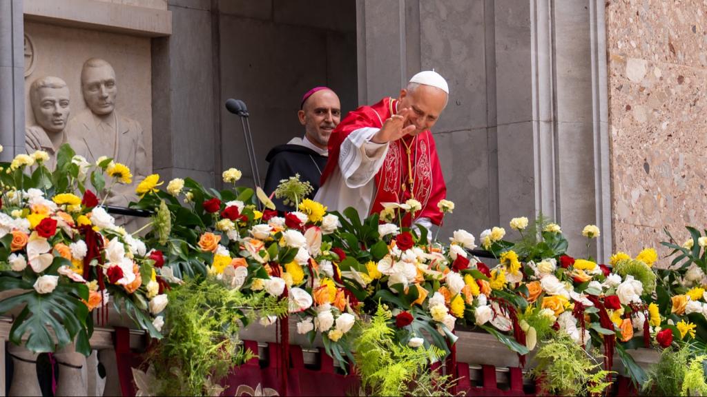 El Papa saluda els congregats a les portes de l'abadia de Montserrat