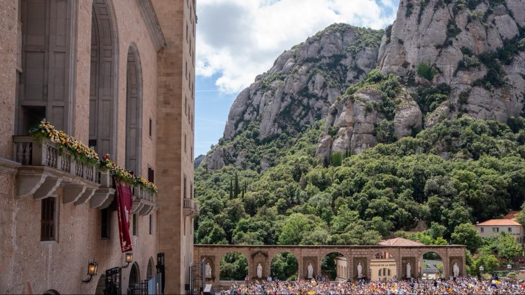 El Papa s'asoma al balcó de l'abadia de Montserrat
