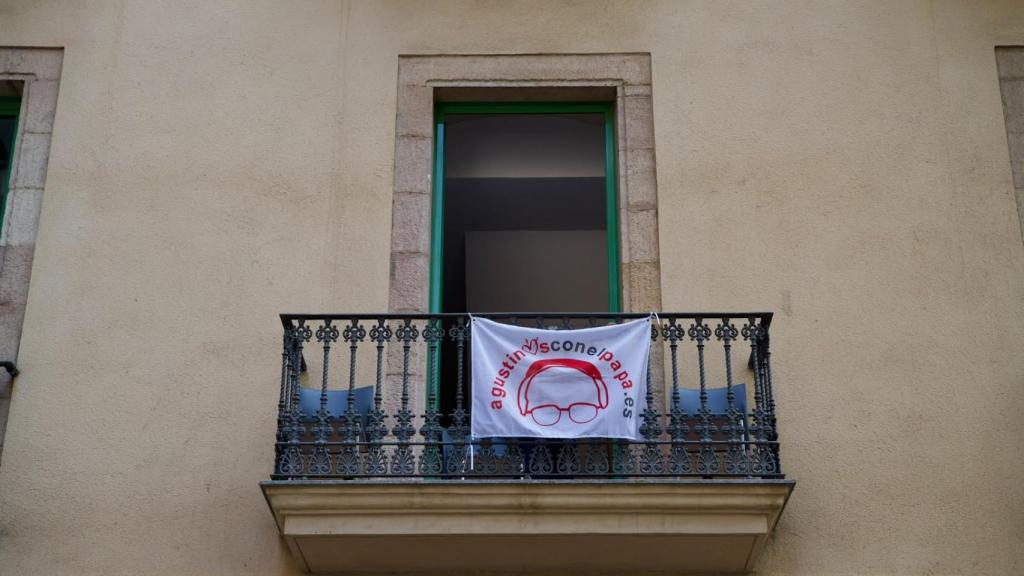 Una bandera dels agustins en un dels balcons del barri del Raval durant la visita del papa Leó XIV