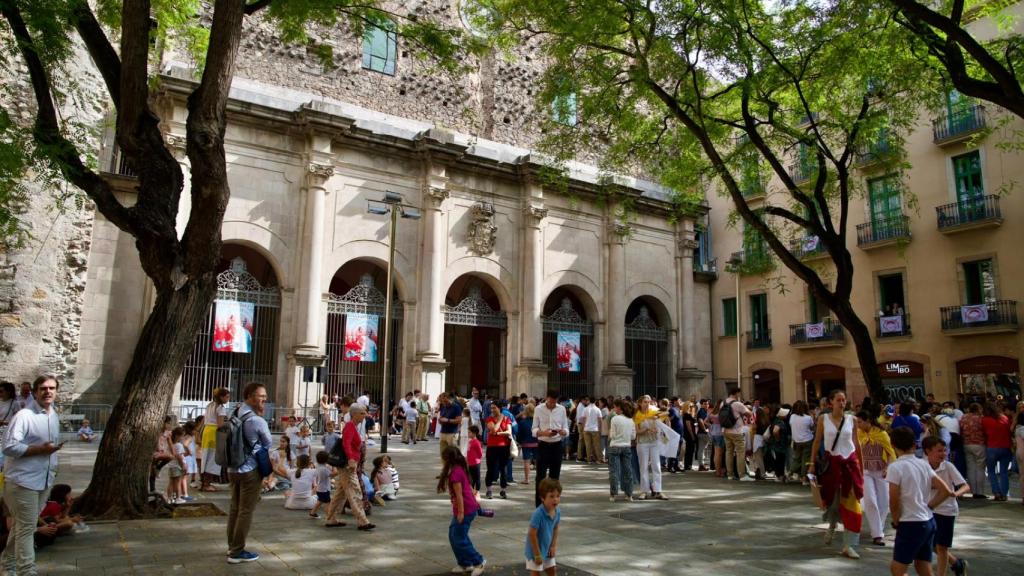 Les portes de la parròquia de Sant Agustí de Barcelona després que el papa Leó XIV entrés a l'edifici