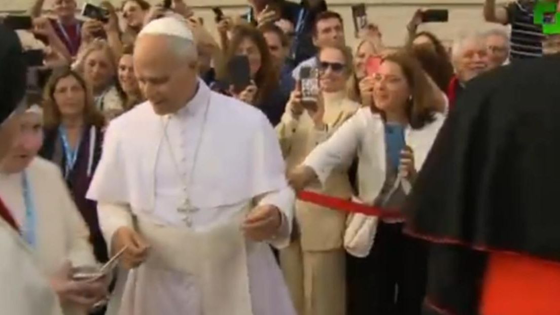 Sonia Recasens, cogiendo del brazo al Papa León XIV