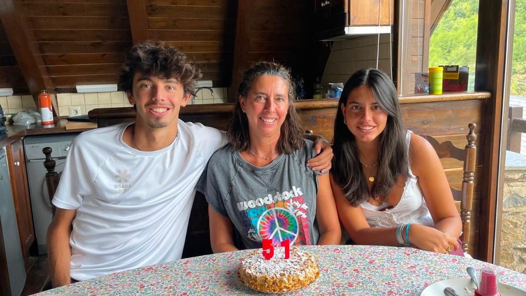 Els germans Santi i Carla Vidal amb la seva mare, Maria Amat Comerma