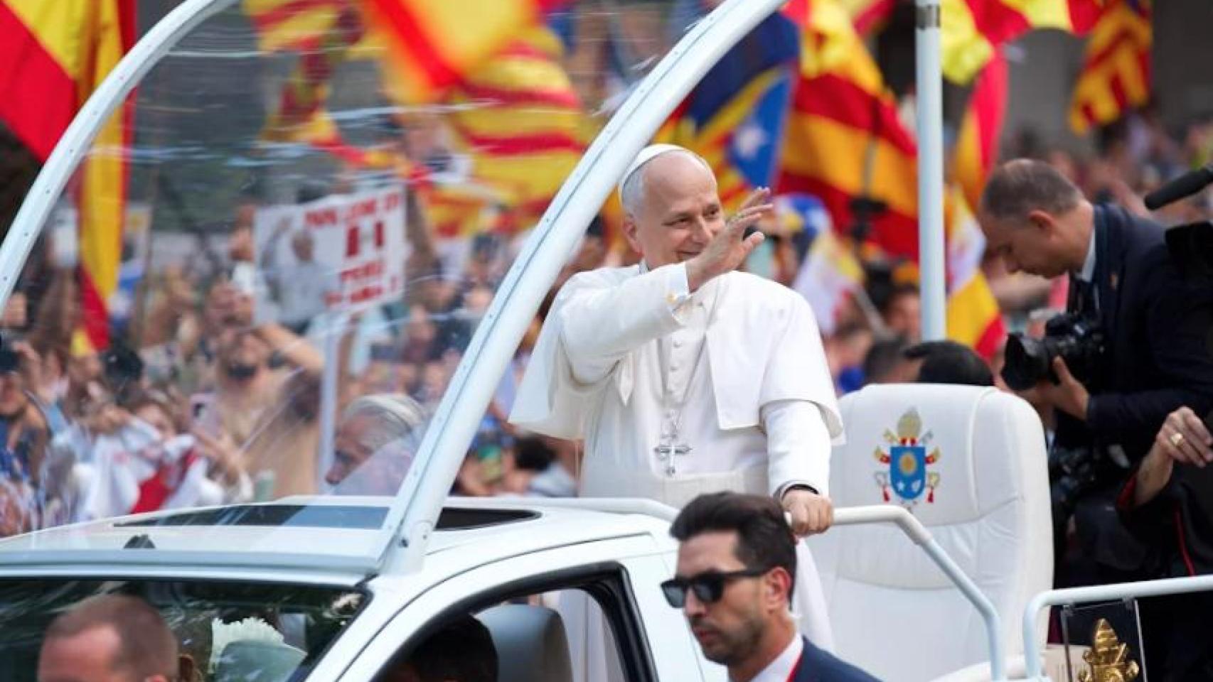 León XIV, durante su recorrido en Papamóvil por Barcelona