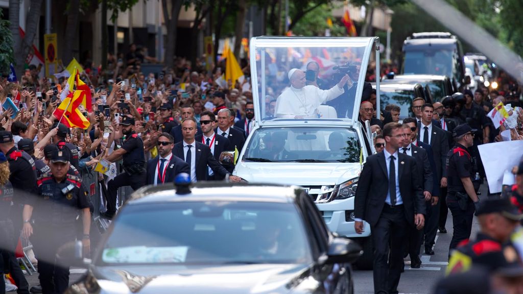 El papa Leó XIV durant el seu recorregut amb el 'papamòbil' pel carrer Rosselló de Barcelona