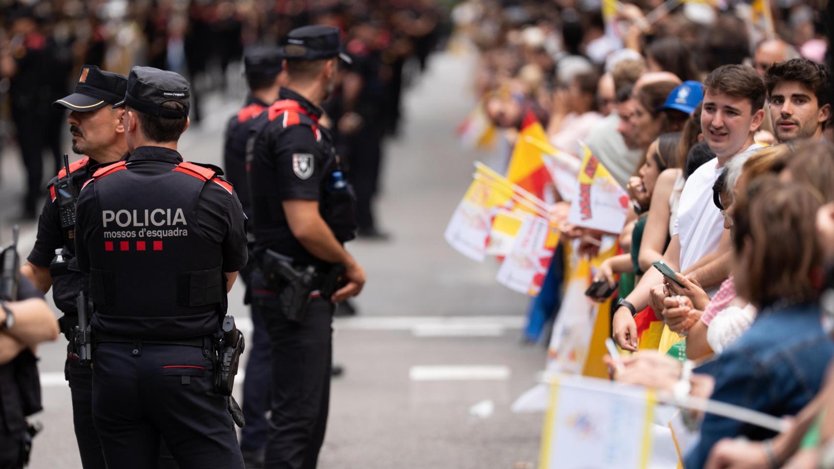 Agentes de los Mossos custodiando el recorrido del 'papamóvil' en Barcelona