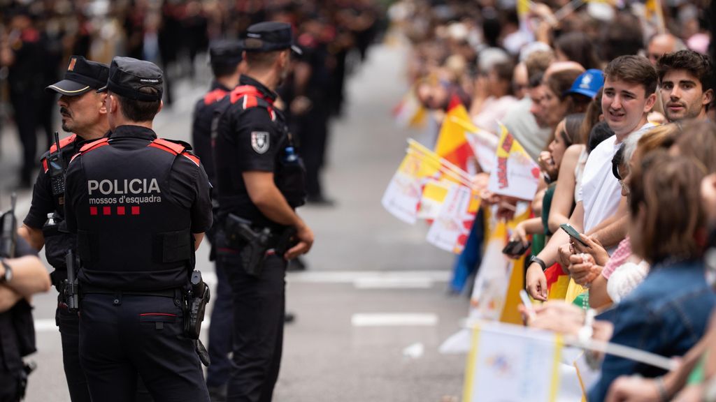 Agentes de los Mossos custodiando el recorrido del 'papamóvil' en Barcelona