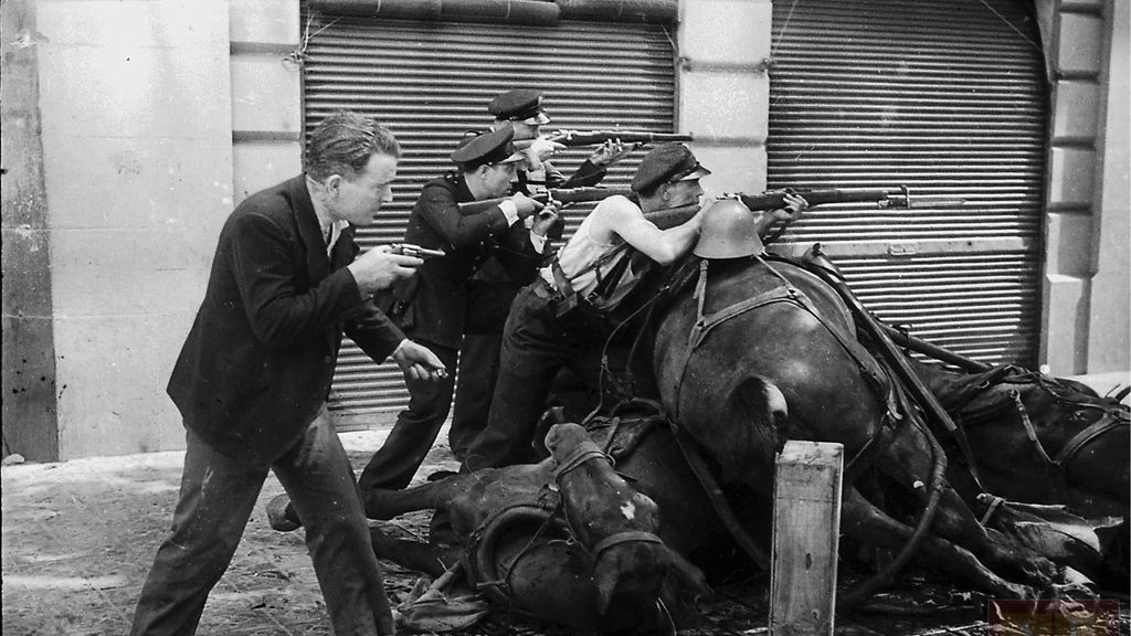 Fotografia de guàrdies d'assalt de l'exèrcit republicà al carrer Diputació de Barcelona, 19 de juliol de 1936.