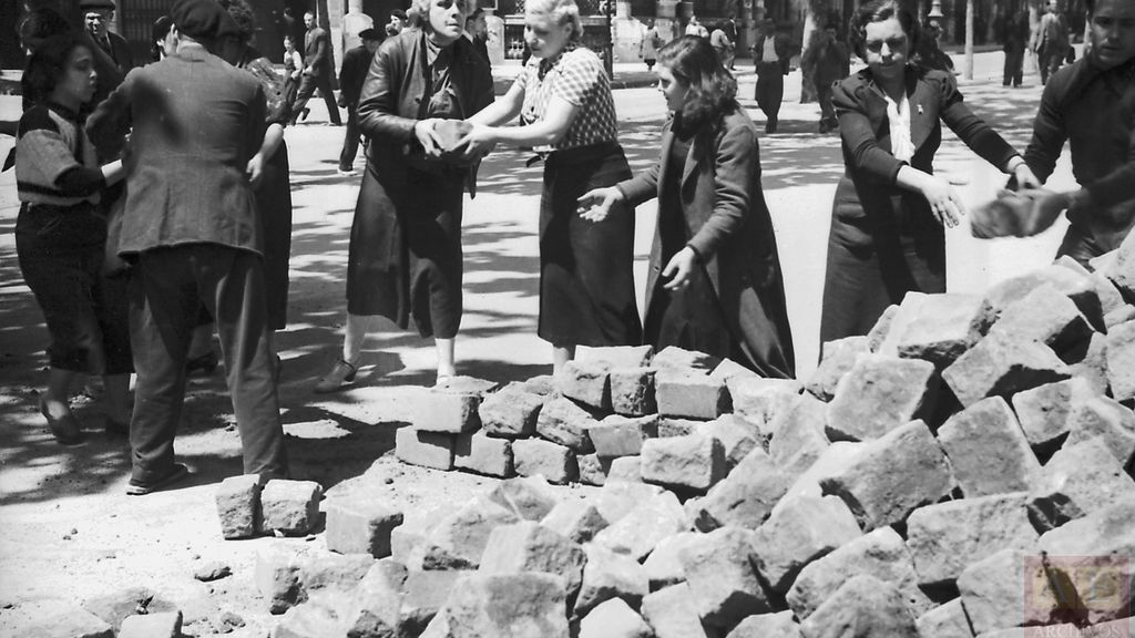 Fotografia presa a Barcelona, el 7 de maig de 1937, després dels Fets de maig de 1937, mentre un grup de voluntaris retira les barricades.