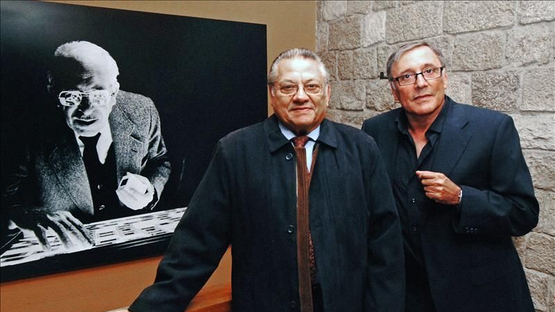 Sergi y Octavi Centelles, hijos del famoso fotoperiodista Agustí Centelles, posan junto a un retrato de su padre.