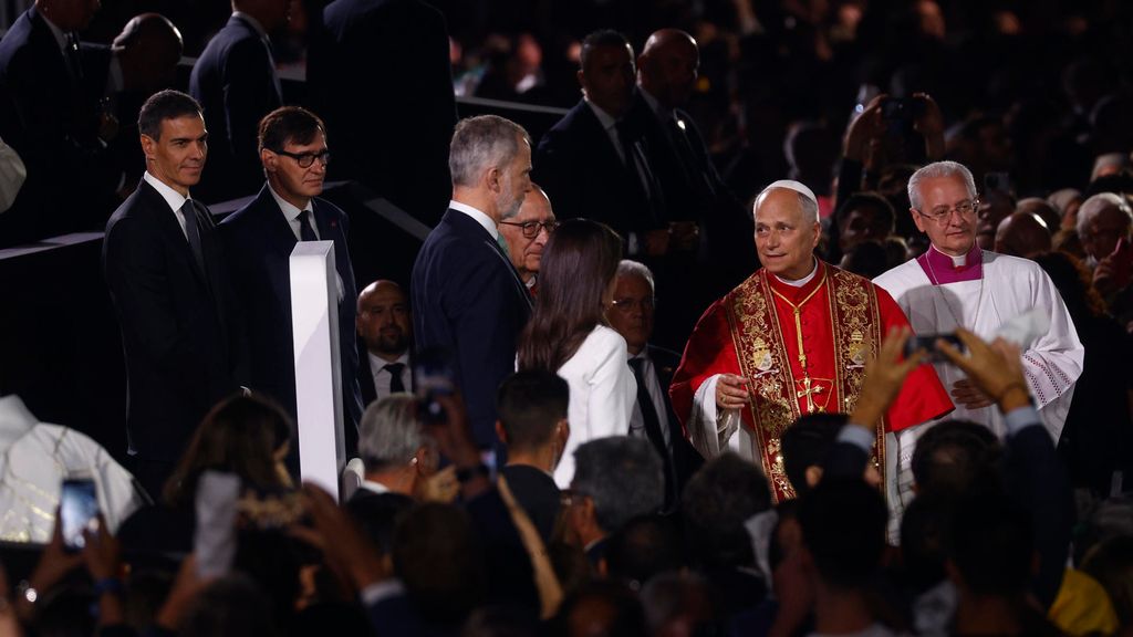 El papa Leó XIV, acompanyat pels reis Felip (3i) i Letizia, pel president del Govern Pedro Sánchez (i) i pel president de la Generalitat Savador Illa (2i), abans de beneir la Torre de Jesús