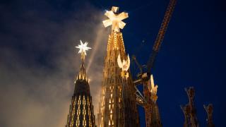 La cruz que corona la Torre de Jesús de la Sagrada Familia se ilumina tras la bendición del papa León XIV