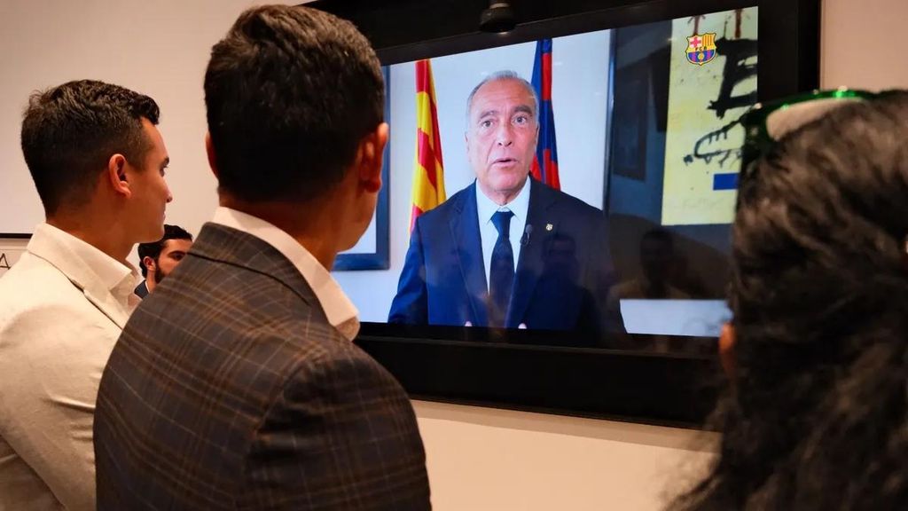 Rafa Yuste es dirigeix als assistents de l'estrena de l'oficina del Barça a Miami