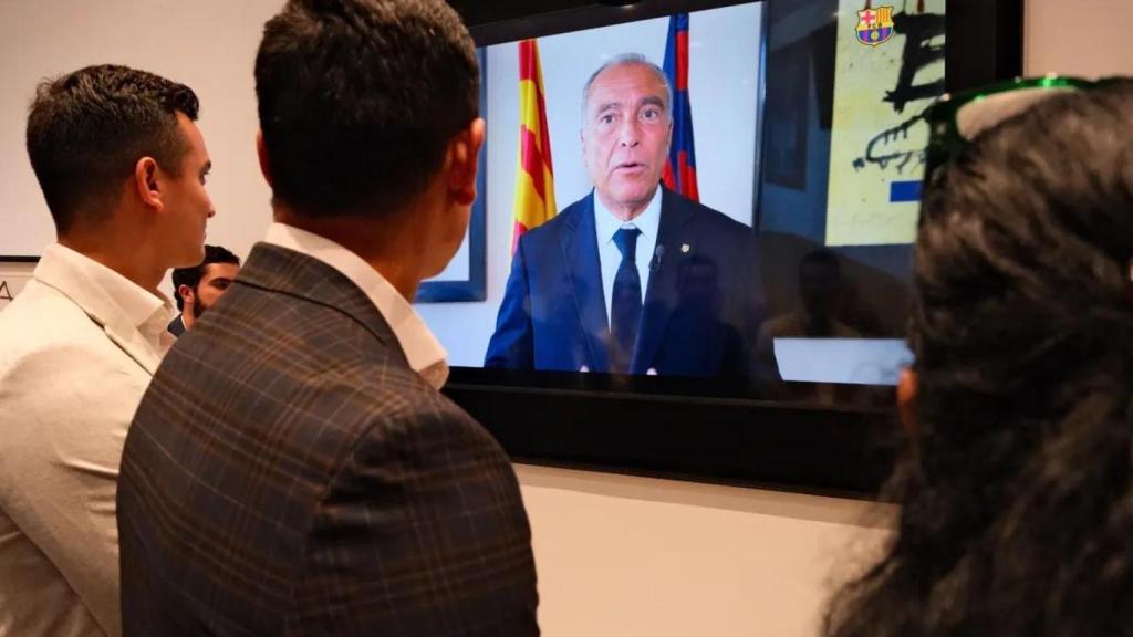 Rafa Yuste se dirige a los asistentes del estreno de la oficina del Barça en Miami