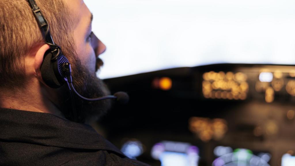 Piloto en la cabina de un avión