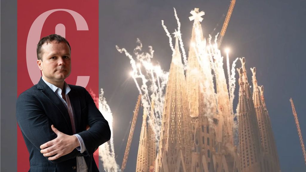 El director de Crónica Global, Ignasi Jorro, y una imagen del acto posterior a la bendición de la Torre de Jesús de la Sagrada Familia