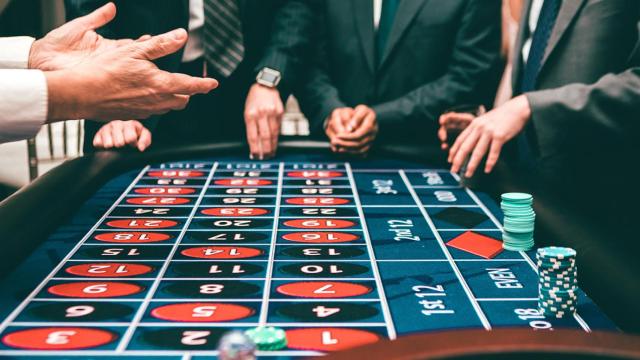 Jugadores apostando a la ruleta / PEXELS