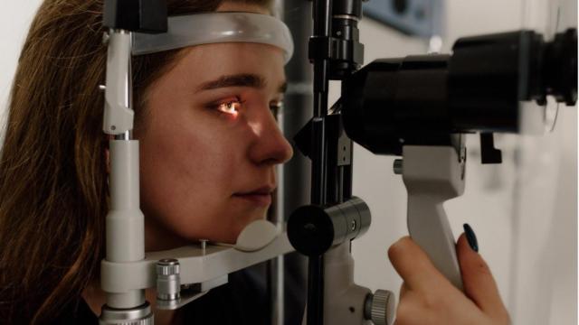 Una mujer se revisa la vista en el oftalmlogo / PEXEL