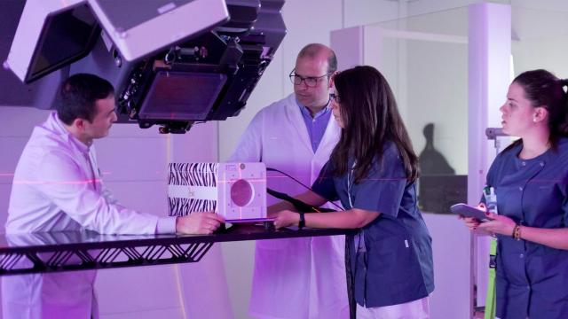 Un equipo mdico trabaja en una sala de protonterapia / QUIRNSALUD