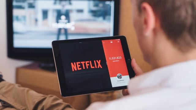 Un usuario abre Netflix en su tablet / Unsplash